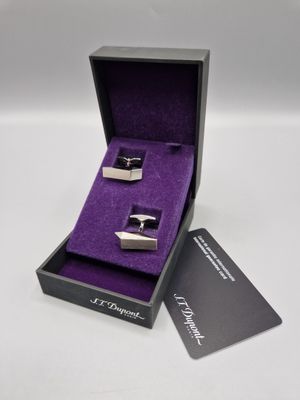 une paire de boutons de manchette dans un coffret cadeau doublé de velours violet