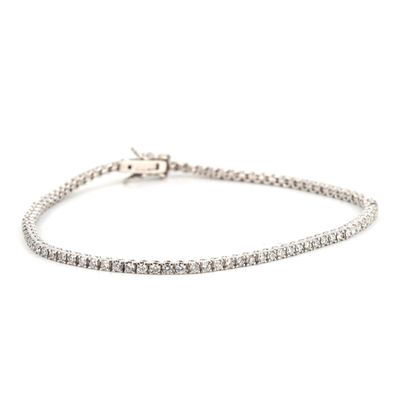 un bracelet de tennis en diamants sur fond blanc
