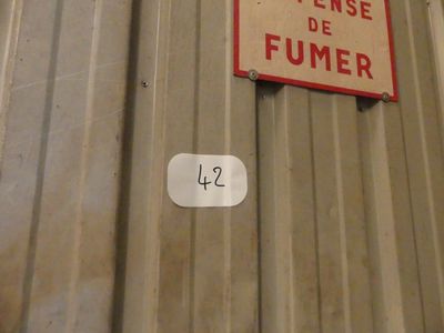 a sign on the side of a building that says no tresse de fumer