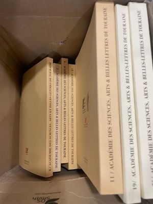 les livres sont empilés dans une boîte en carton