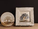 une photo d'une photo représentant un arbre et une assiette posée sur une table