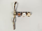 plusieurs montres différentes sont alignées sur une surface blanche