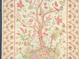 une tapisserie représentant un arbre et des fleurs