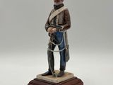 une statue représentant un homme en uniforme militaire tenant un fusil