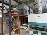 une grande machine installée à l'intérieur d'un bâtiment
