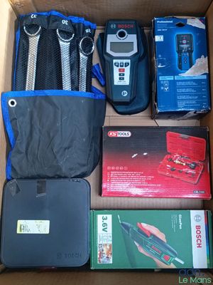 une boîte remplie d'équipements électroniques qui se trouvent dans la boîte