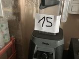un mixeur sur lequel figure un chiffre, posé sur une table