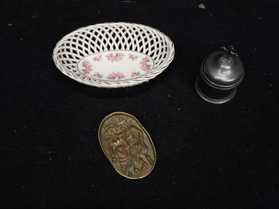 un petit bol et une pièce posés sur une table