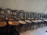 de nombreuses chaises alignées en rang dans une pièce