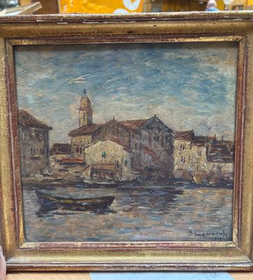 une personne tenant un tableau représentant un bateau devant un immeuble