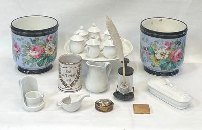 un grand nombre d'objets posés sur une table
