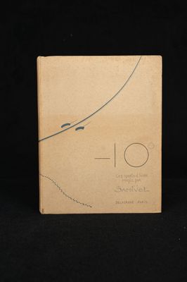 un vieux livre posé sur une table recouverte d'un tissu noir