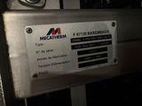 une plaque métallique fixée sur la porte d'une machine