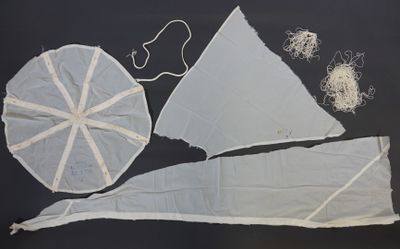 MILITARIA Parties de parachute provenant d'un aviateur abatt…