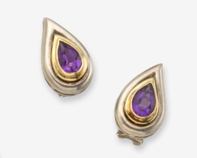 une paire de boucles d'oreilles en améthorate et en or sur fond blanc