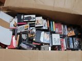 une boîte en carton remplie de DVD et de CD