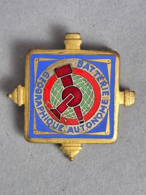 un gros plan d'un insigne orné d'une croix