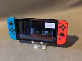 une Nintendo Switch Lite posée sur une table