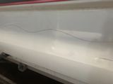 un gros plan d'un train sur une voie ferrée