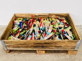 une caisse en bois remplie de brosses à dents et de dentifrice