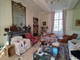 un salon avec beaucoup de meubles