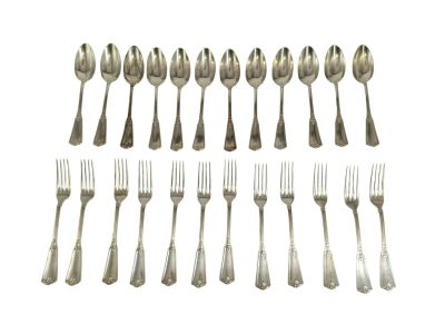 12 couverts de table en argent chiffré décor ciselé de feuil… - Photo 1