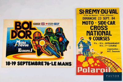 deux affiches accrochées au mur d'un salon de la moto