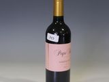 une bouteille de vin posée sur une table