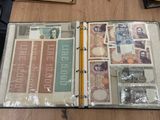 un livre ouvert dans lequel se trouve beaucoup d'argent