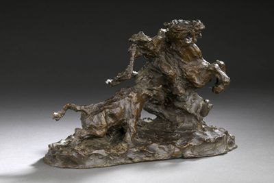 sculpture en bronze représentant un homme à cheval sur un rocher