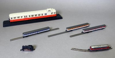 un petit train sur la table, avec d'autres petits trains sur la table