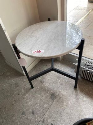 1 Table basse ronde petite en marbre blanc, pied métal noir.