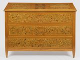 une image représentant une commode ornée de motifs floraux