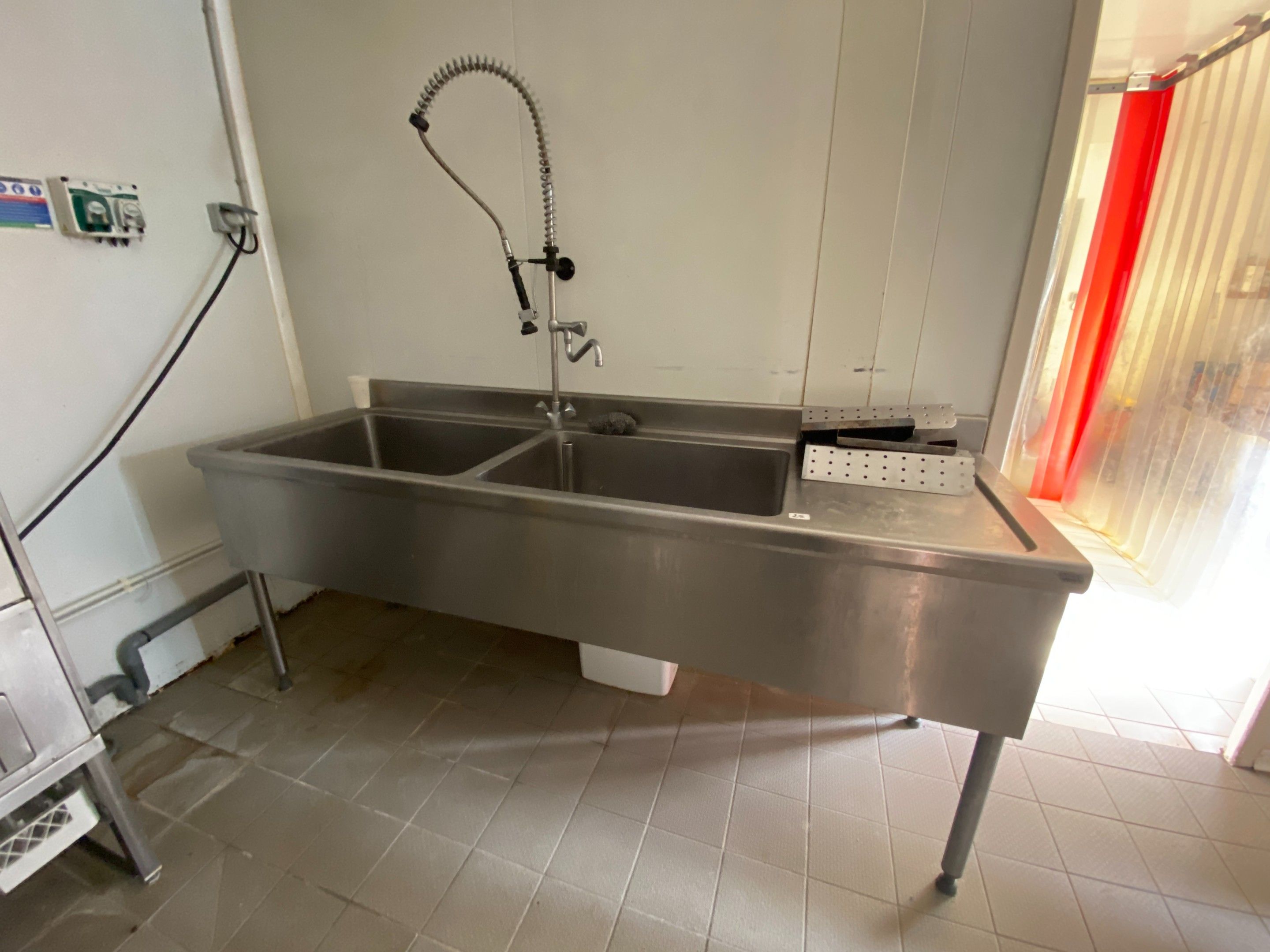 Une plonge en inox à 2 bacs et 1 égouttoir, avec douchette D…