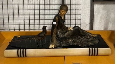 une statue représentant une femme assise sur un livre