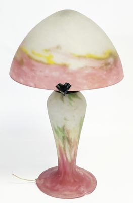 une lampe posée sur une table blanche