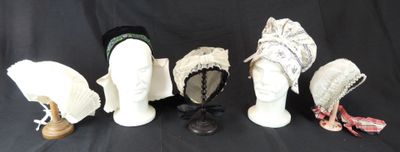 Plusieurs chapeaux sont alignés sur la tête d'un mannequin