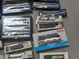 la boîte contient de nombreux types de wagons différents
