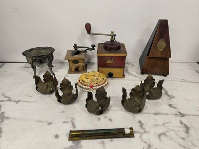 un grand nombre d'éléments différents sur la table