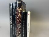 trois livres posés sur une table blanche