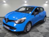 une voiture bleue est garée dans une pièce au sol à carreaux