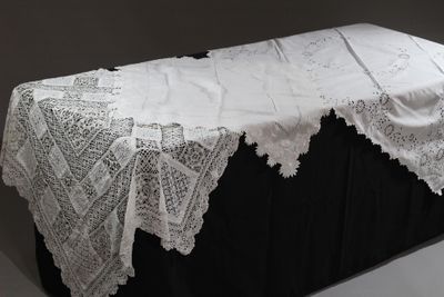 une table recouverte d'une nappe blanche et d'une nappe noire