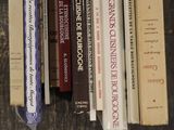 un grand nombre de livres posés sur une table