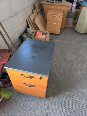 un bureau sur lequel est dessiné un visage, dans un garage
