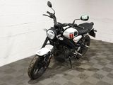 une moto noire et blanche garée dans une pièce