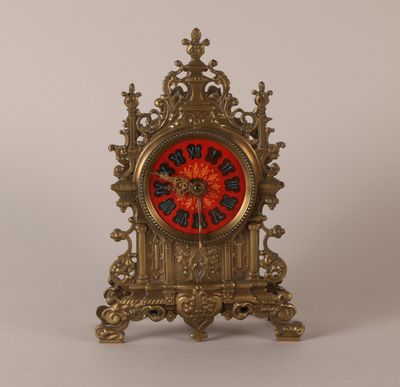 Pendule architecturée en bronze doré à décor de rinceaux, go…