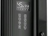 une horloge située sur le côté d'un appareil noir