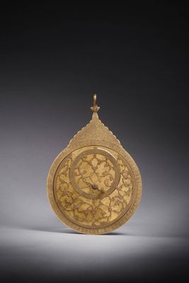 une image représentant une assiette en or ornée d'un motif circulaire