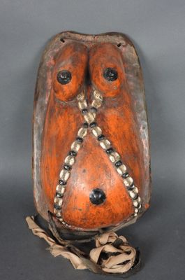 une photo d'une sculpture en bois représentant un hibou, posée sur un socle