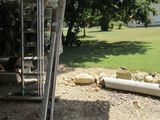 une structure métallique au milieu d'un champ herbeux